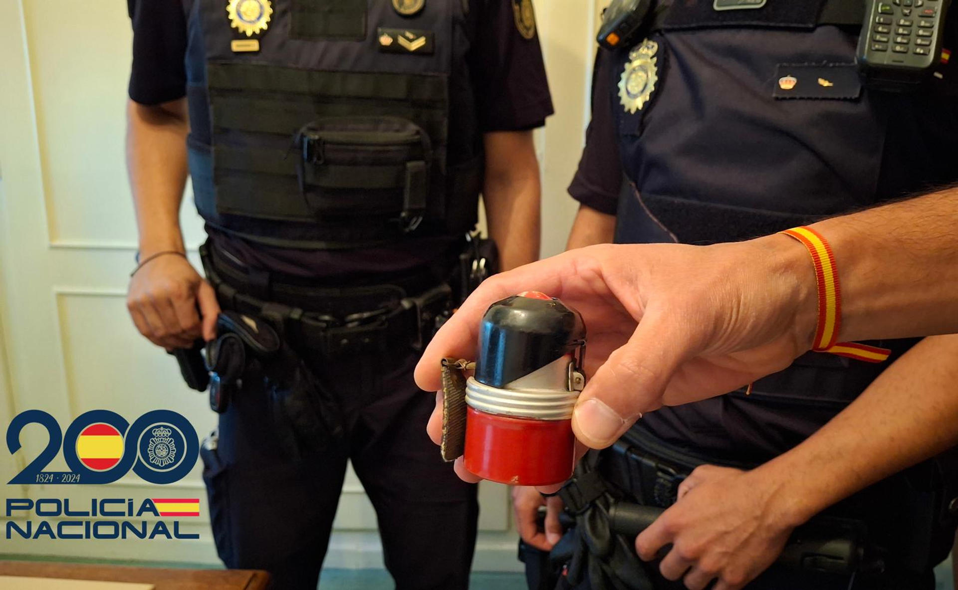 Una granada de mano 'Otto' -común en la Guerra Civil y II Guerra Mundial- y un proyectil de artillería han sido retirados el mismo día en Valladolid por los técnicos de desactivación de explosivos de la Policía Nacional, los Tedax. EFE/ Policía Nacional SOLO USO EDITORIAL/SOLO DISPONIBLE PARA ILUSTRAR LA NOTICIA QUE ACOMPAÑA (CRÉDITO OBLIGATORIO)