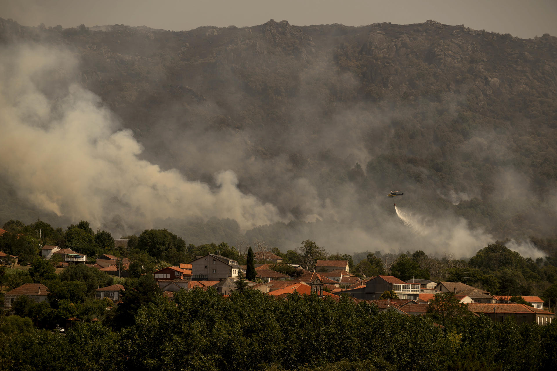 Labores de extinción del incendio que afectó a primeros de agosto al municipio ourensano de Vilardevós, cuyo presunto autor entrará en prisión provisional, según ha decretado hoy la jueza del Tribunal de Instancia 1 de Verín, EFE/ Brais Lorenzo/Archivo