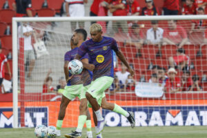 El delantero del FC Barcelona Lamine Yamal calienta este sábado, previo a la primera jornada de LaLiga EA Sports, entre el RCD Mallorca y el FC Barcelona, en el estadio de Son Moix de Palma de Mallorca. EFE/ Cati Cladera