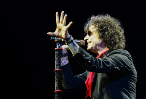 Fotografía de archivo del artista Enrique Bunbury, en el Wizink Center de Madrid. EFE/Víctor Lerena