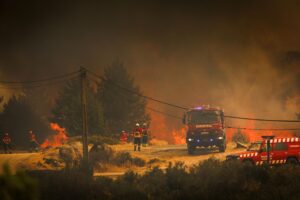 En la imagen del pasado domingo, los bomberos trabajan para extinguir un incendio forestal en Lamas de Olo, en el Parque Natural de Alvao, Vila Real, Portugal. EFE/EPA/PEDRO SARMENTO COSTA