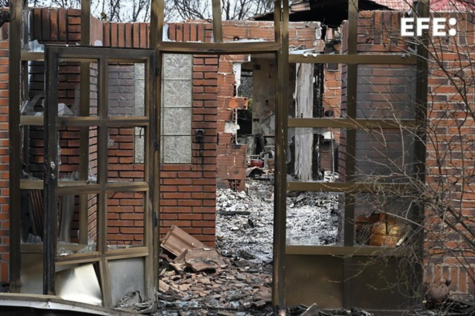 Vista ayer martes de una casa dañada por el incendio en la localidad de Tres Cantos, Madrid. EFE/Fernando Villar