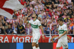 El delantero del Elche Rafa Mir celebra el gol del empate ante el Atlético de Madrid, en el estadio Metropolitano. EFE/ Mariscal