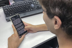 Los jóvenes, tanto de Taiwán como de otros países asiáticos, recurren a herramientas de inteligencia artificial (IA) para abordar sus problemas de salud mental, aprovechando los últimos avances tecnológicos para lidiar con su sufrimiento cotidiano. Estas nuevas aplicaciones son especialmente socorridas en culturas como la taiwanesa, donde la población suele mostrarse más evasiva a la hora de compartir sus emociones con desconocidos. EFE/ Concepción Domínguez