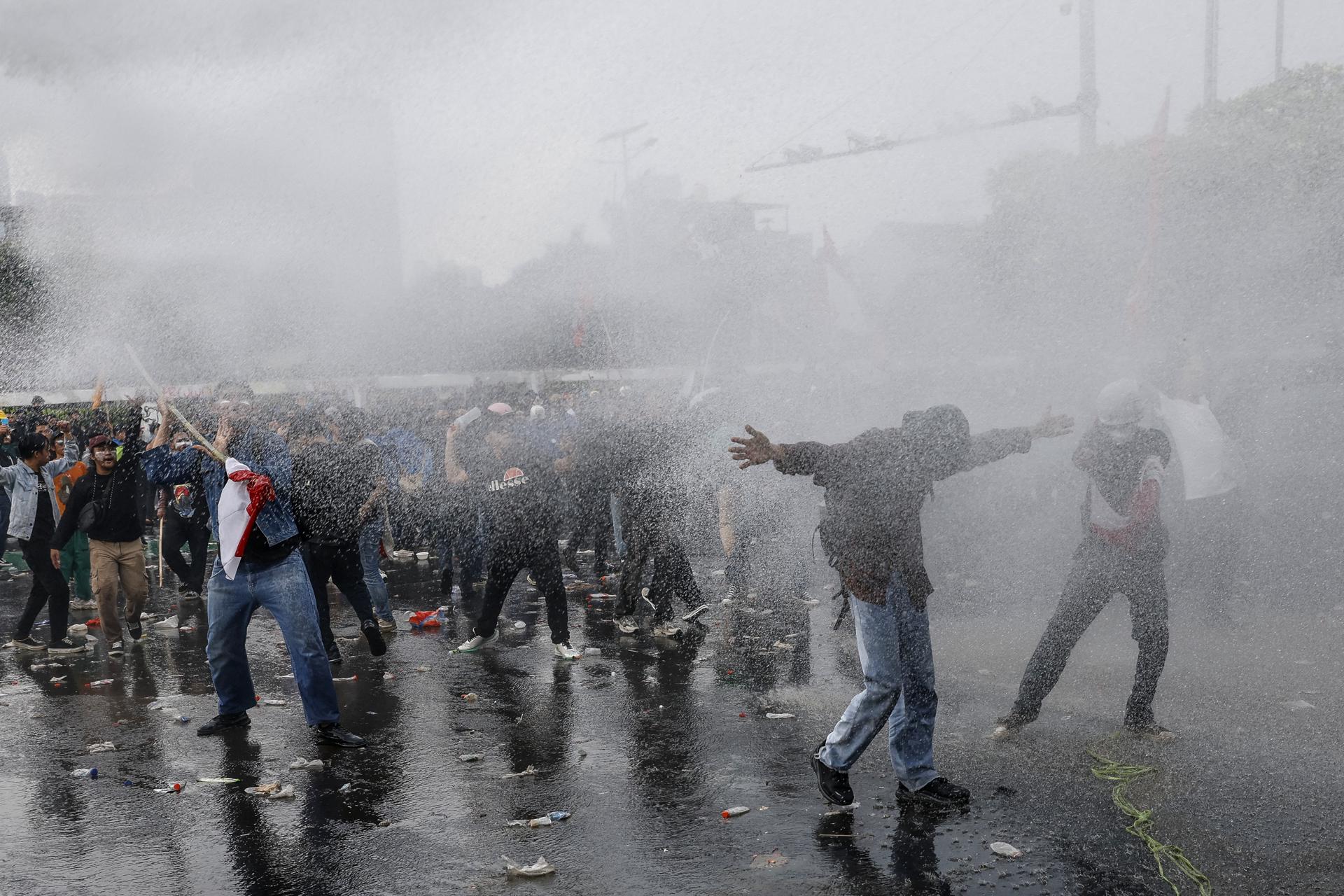 Enfrentamientos entre manifestantes y policía registrados el jueves durante una protesta en Yakarta.
EFE/EPA/MAST IRHAM