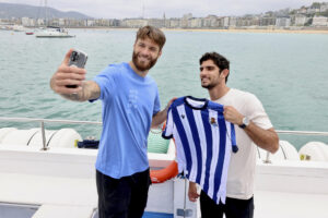 La Real Sociedad ha presentado este miércoles en el catamarán ciudad de San Sebastián, a sus dos fichajes de esta temporada, el croata Caleta Car (i) y el portugués Gonzalo Guedes (d).EFE/Javi Colmenero