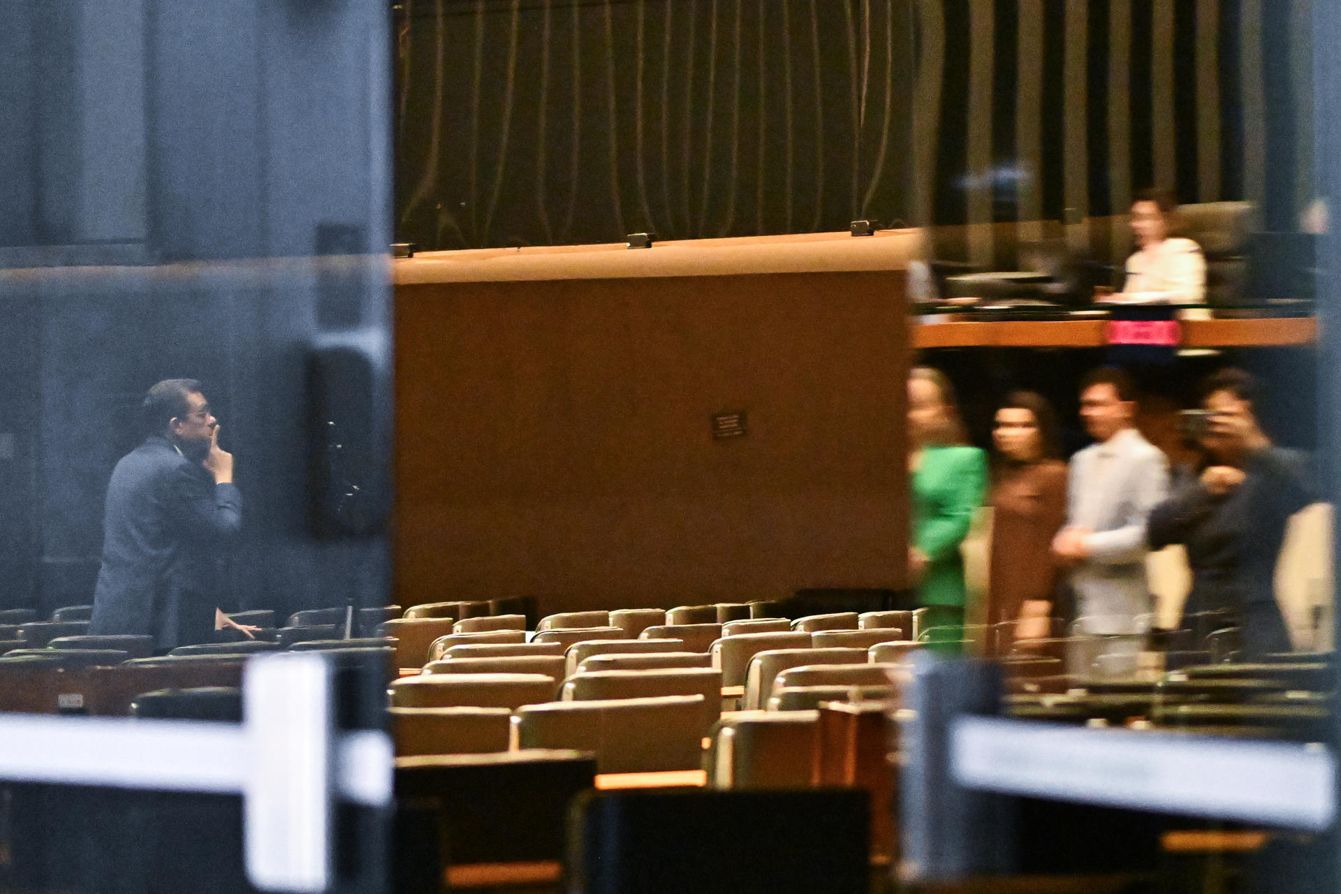 Fotografía que muestra la entrada al recinto de la Cámara de Diputados, en la que parlamentarios de la oposición protestan pidiendo votación de amnistía contra la detención domiciliaria del expresidente Jair Bolsonaro, este miércoles en Brasilia (Brasil). EFE/Andre Borges