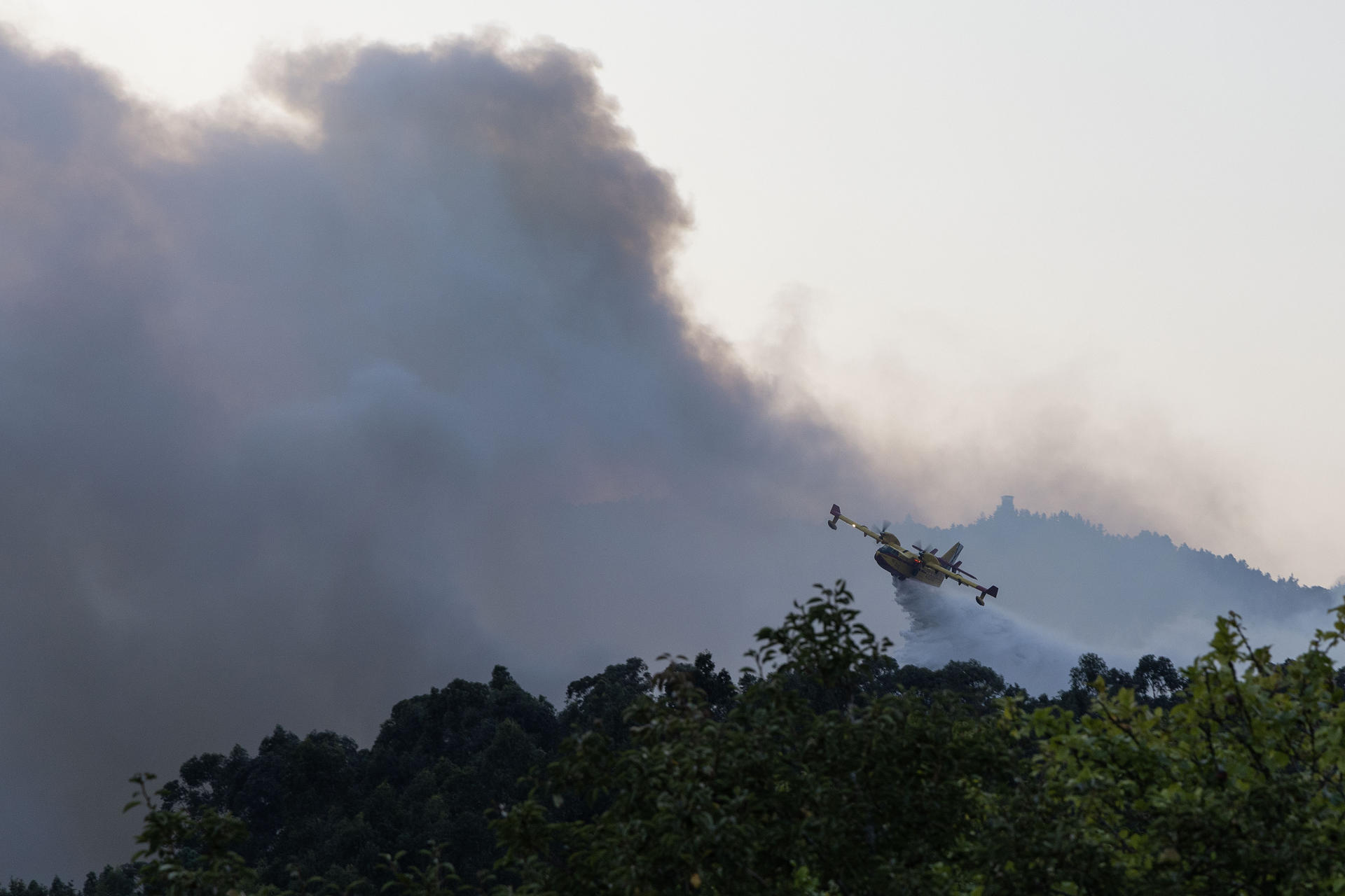 Labores de extinción del incendio de Vilaboa, en la parroquia de Santa Cristina de Cobres (Pontevedra), que se inició el jueves por la tarde y que sigue activo este viernes, con situación 2 por la proximidad al núcleo de Vilar. EFE/ Salvador Sas
