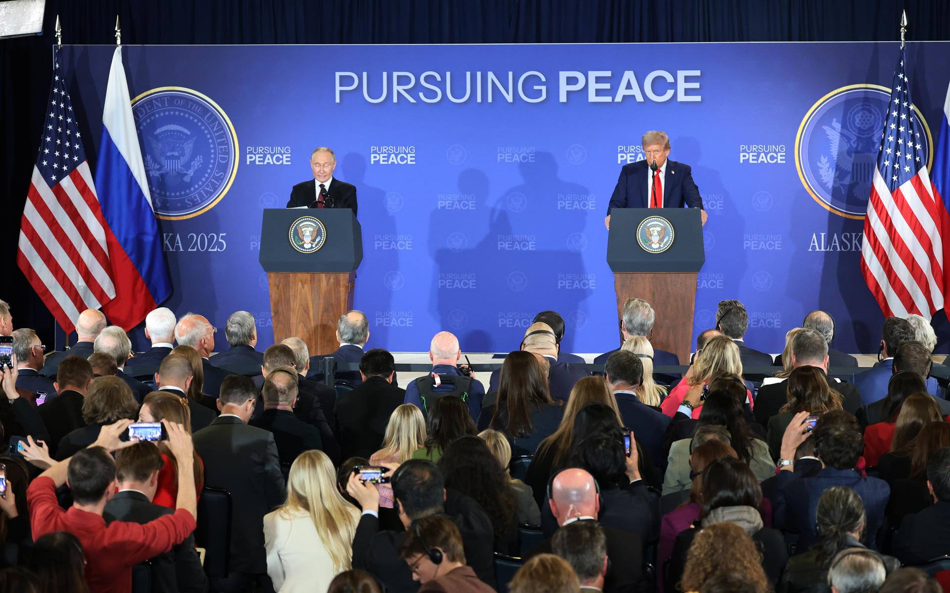 El presidente de Rusia, Vladimir Putin (i), habla durante una declaración conjunta con su homólogo de Estados Unidos, Donald Trump, este viernes, en Anchorage (Estados Unidos). EFE/ Octavio Guzmán
