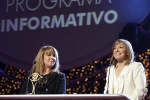 Imagen de archivo de la periodista Beatriz Ariño (d).- EFE/ Alberto Martín