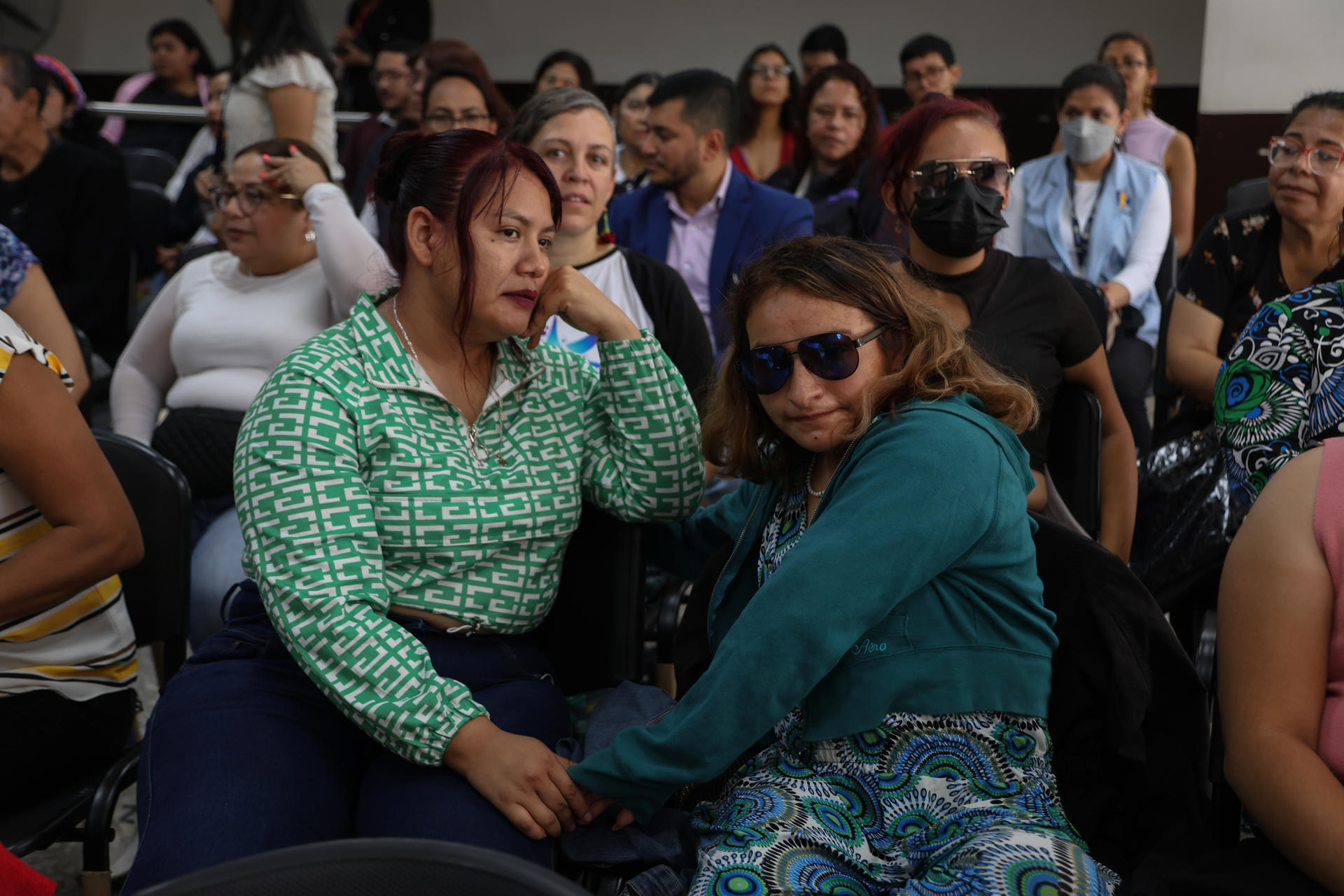 Sobrevivientes y familiares de las víctimas del incendio del Hogar Seguro Virgen de la Asunción fueron captadas este martes, 12 de agosto, durante la lectura de sentencia a varios funcionarios públicos por el múltiple crimen de 41 niñas, en Ciudad de Guatemala (Guatemala). EFE/Mariano Macz
