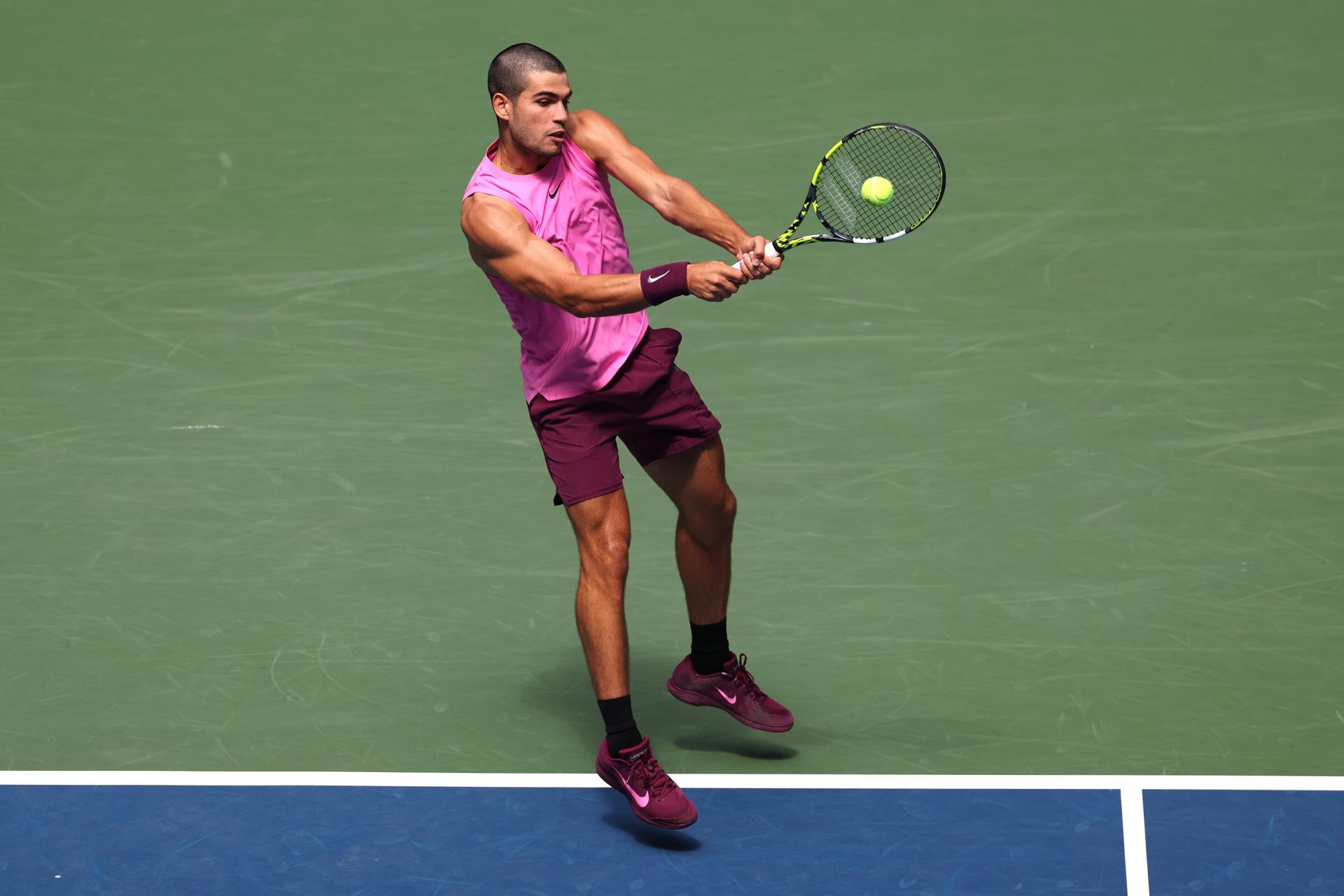 Carlos Alcaraz sigue volando en el Abierto de Estados Unidos y arrolló al ítalo-argentino Luciano Darderi para plantarse en los octavos de final. EFE/EPA/BRIAN HIRSCHFELD