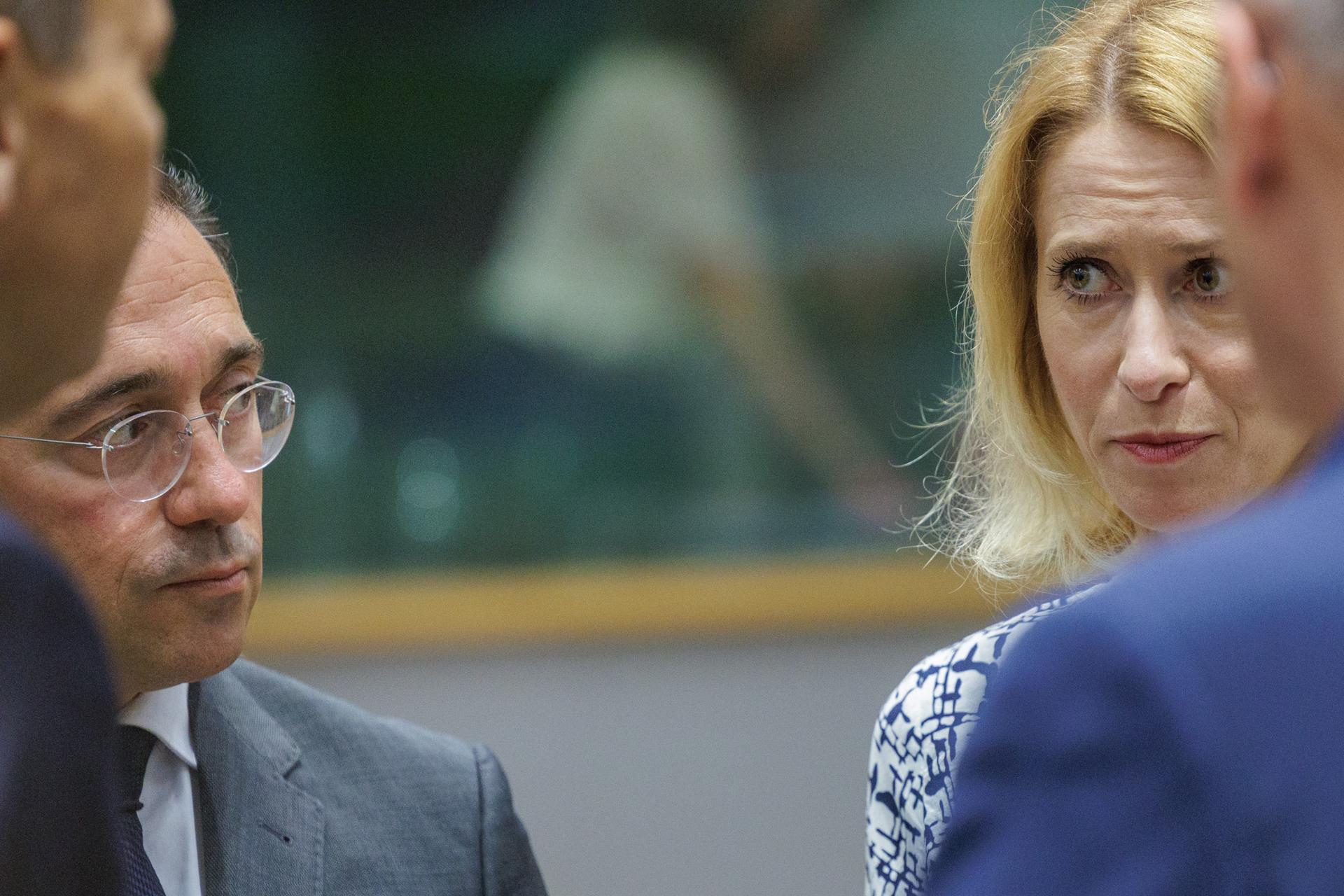 La alta representante de la UE para Asuntos Exteriores, Kaja Kallas, junto al ministro español de Exteriores, José Manuel Albares, durante una reunión del Consejo Europeo. EFE/EPA/OLIVIER MATTHYS