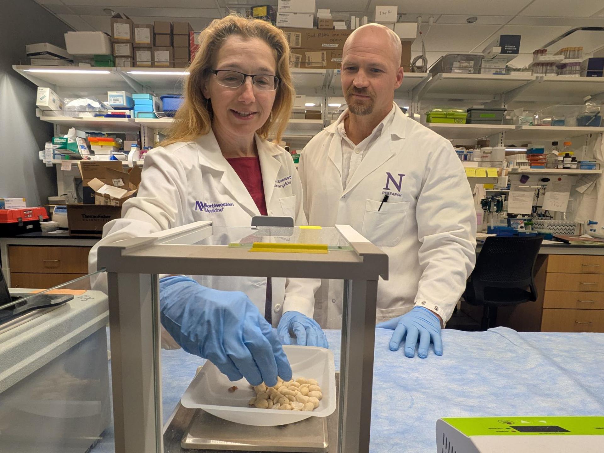 La científica Stephanie Eisenbarth y el investigador Adam Williams en su laboratorio de la Facultad de Medicina Feinberg de la Universidad Northwestern. Crédito: Universidad del Noroeste.