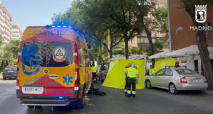 Una mujer de 59 años ha fallecido en Madrid tras ser arrollada por un coche mientras sacaba un bulto del maletero de su vehículo, según han informado a EFE fuentes de Emergencias Madrid. El suceso ha tenido lugar en torno a las 11.40 horas a altura del número 159 de la calle del Doctor Esquerdo cuando la mujer sacaba algo del maletero y un vehículo la ha arrollado.Cuando han llegado los facultativos del Samur-Protección Civil al lugar del impacto, la víctima, que ha sufrido múltiples contusiones a causa del impacto, ya estaba en parada cardiorrespiratoria. EFE/ Emergencias Madrid SOLO USO EDITORIAL/SOLO DISPONIBLE PARA ILUSTRAR LA NOTICIA QUE ACOMPAÑA (CRÉDITO OBLIGATORIO)