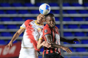 Joseph Cox (d) de San Miguelito disputa el balón con Getsel Montes de Herediano este jueves, durante un partido de la fase de grupos de la Copa Centroamericana Concacaf. EFE/Bienvenido Velasco