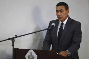 El secretario de gobierno de Jalisco, Salvador Zamora, habla durante un evento de disculpa pública este jueves, en el Palacio de Gobierno en Guadalajara (México). EFE/ Francisco Guasco