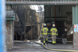 Bomberos trabajan en la extinción de un incendio en la fábrica de Aceites Sierra Sur, en el que fallecieron dos trabajadores en la madrugada de este domingo, en la localidad Granadina de Pinos Puente, cuyo ayuntamiento ha decretado tres días de luto oficial y ha suspendido sus fiestas de agosto. EFE/ Pepe Torres