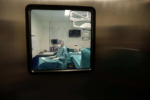 Una enfermera prepara el quirófano para un trasplante de tejidos en el Instituto de Medicina Legal y Ciencias Forenses de Cataluña (IMLCFC). EFE/Toni Albir