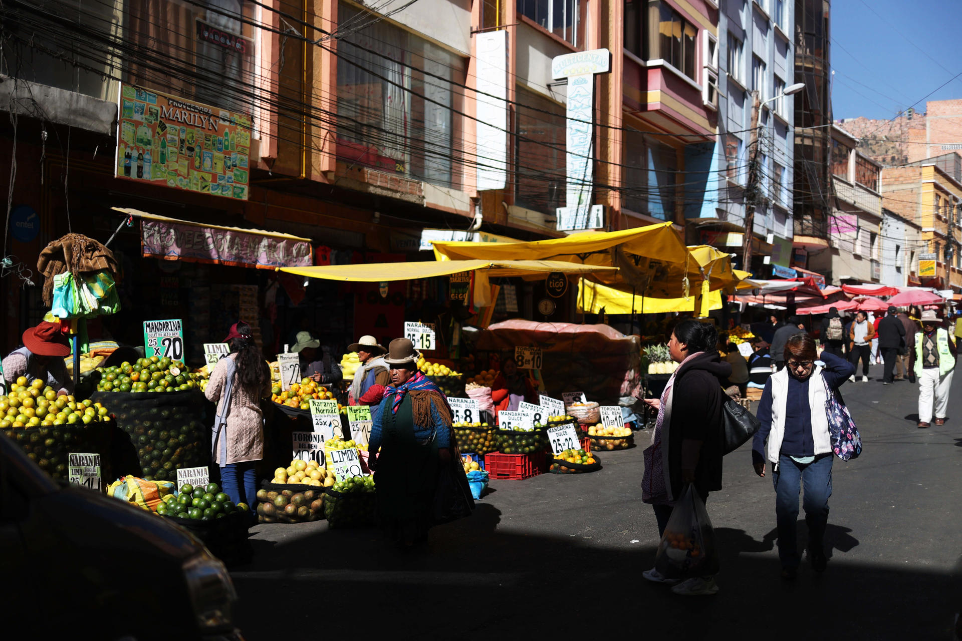 Fotografía de archivo del 1 de julio de 2024 de personas caminando en un mercado popular en La Paz (Bolivia). EFE/ Luis Gandarillas