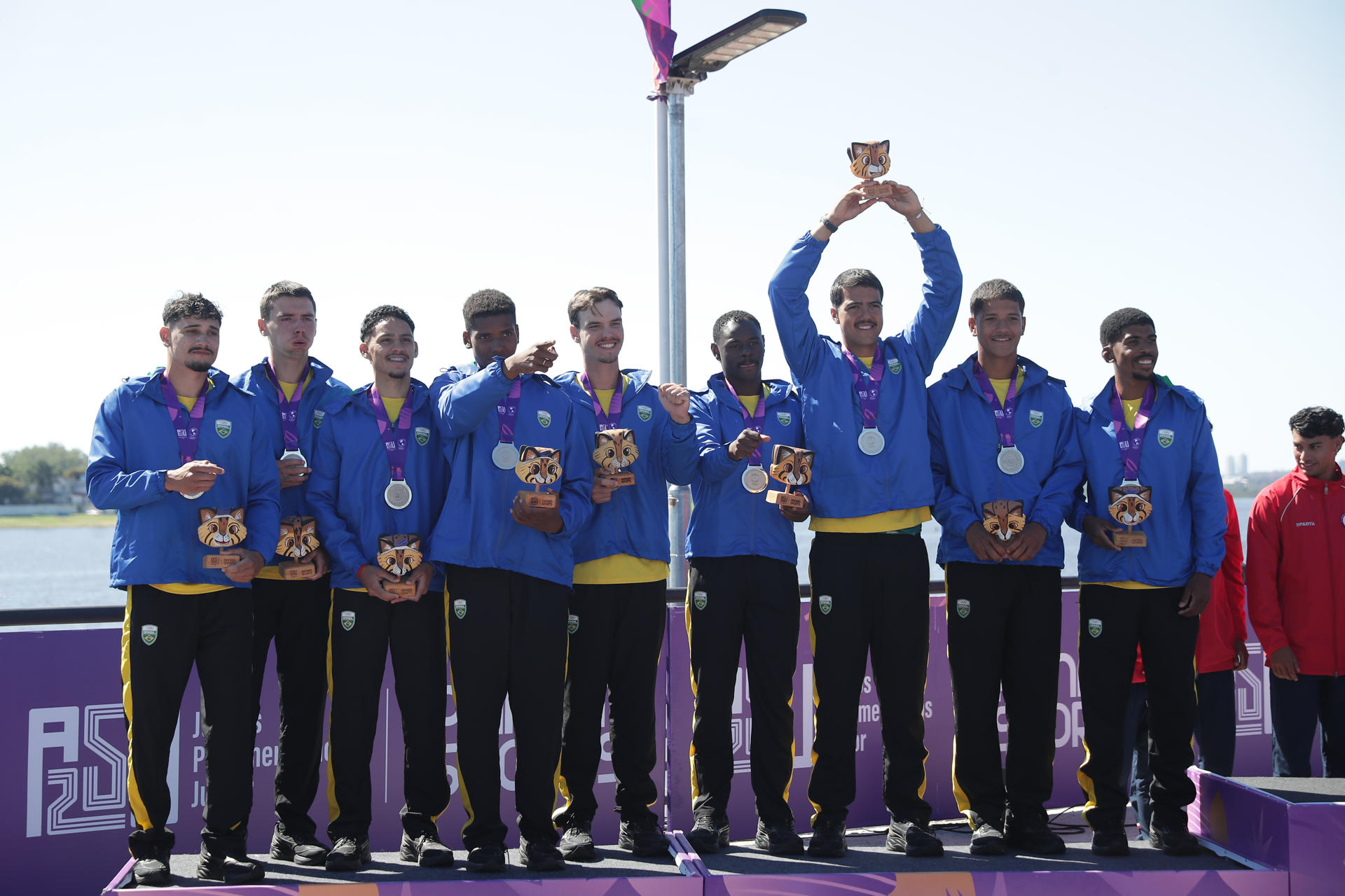 Integrantes del equipo de Brasil celebran tras ganar la medalla de plata en la prueba de remo ocho masculino en la bahía de Asunción (Paraguay). EFE/Juan Pablo Pino