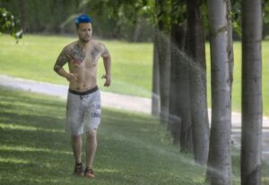 Un joven hace ejercicio en un parque de Jaén. EFE/José Manuel Pedrosa.