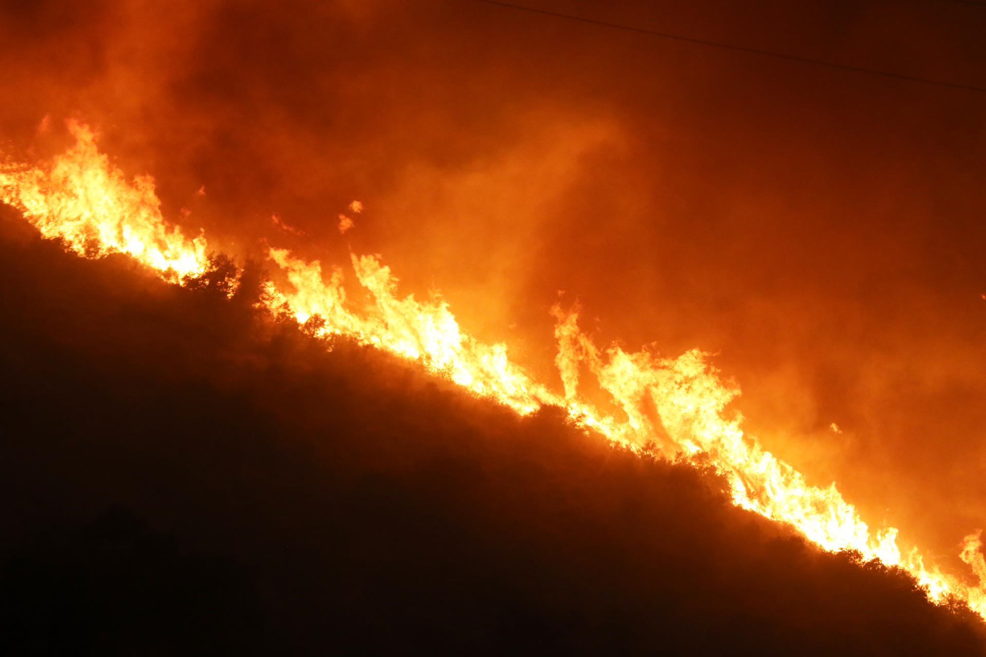 Incendio declarado este sábado en un paraje forestal cercano a los túneles del Serrallo, en el entorno de un área conocida como Fuente de la Bicha ubicada entre Granada capital y Cenes de la Vega. EFE/Pepe Torres