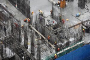 Imagen de archivo de trabajadores en la construcción de un edificio. EFE/EPA/LUONG THAI LINH