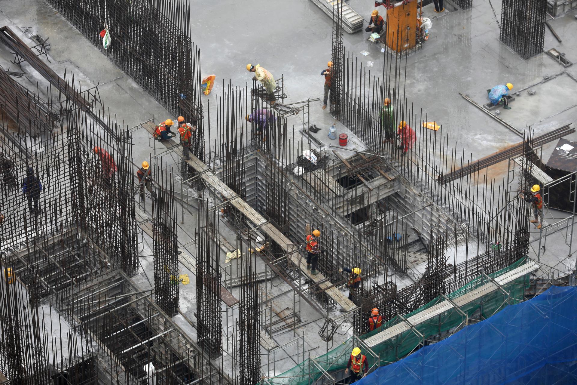 Imagen de archivo de trabajadores en la construcción de un edificio. EFE/EPA/LUONG THAI LINH