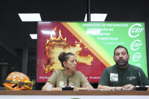 El presidente del sector de Administración General de la Junta de CSIF CyL, Agustín Argulo, y la delegada de Medioambiente y agente medioambiental, Sara Mateos, ofrecen una rueda de prensa para informar de las carencias del actual modelo antiincendios en Castilla y León y avanzan sus propuestas de mejora.EFE/Nacho Gallego