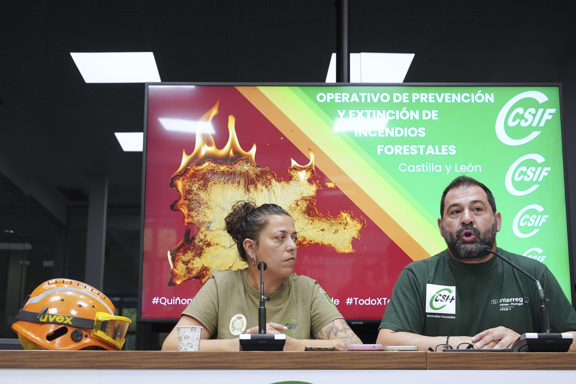El presidente del sector de Administración General de la Junta de CSIF Castilla y León, Agustín Argulo, y la delegada de Medioambiente y agente medioambiental, Sara Mateos, ofrecen una rueda de prensa para informar de las carencias del actual modelo antiincendios en Castilla y León y avanzan sus propuestas de mejora.EFE/Nacho Gallego
