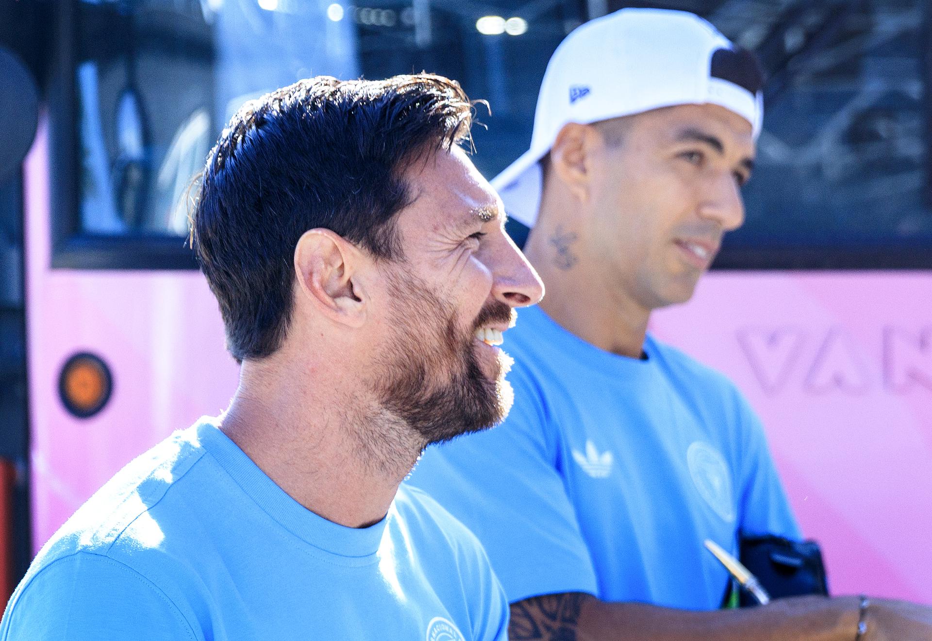 Lionel Messi (L) y Luis Suarez de Inter Miami CF llegan al estadio antes del partido de la Leagues Cup 2025. EFE/EPA/CRISTOBAL HERRERA-ULASHKEVICH
