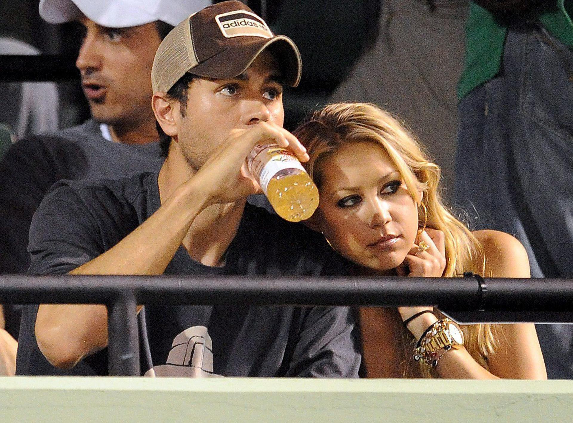 Fotografía de archivo del cantante español Enrique Iglesias (i) y Anna Kournikova (d). EFE/Andrew Gombert