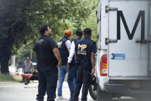 Integrantes del Ministerio Publico de Seguridad de Guatemala vigilan los alrededores del Centro de Detención Preventivo de la zona 18 este martes, en Ciudad de Guatemala (Guatemala). EFE/ Alex Cruz