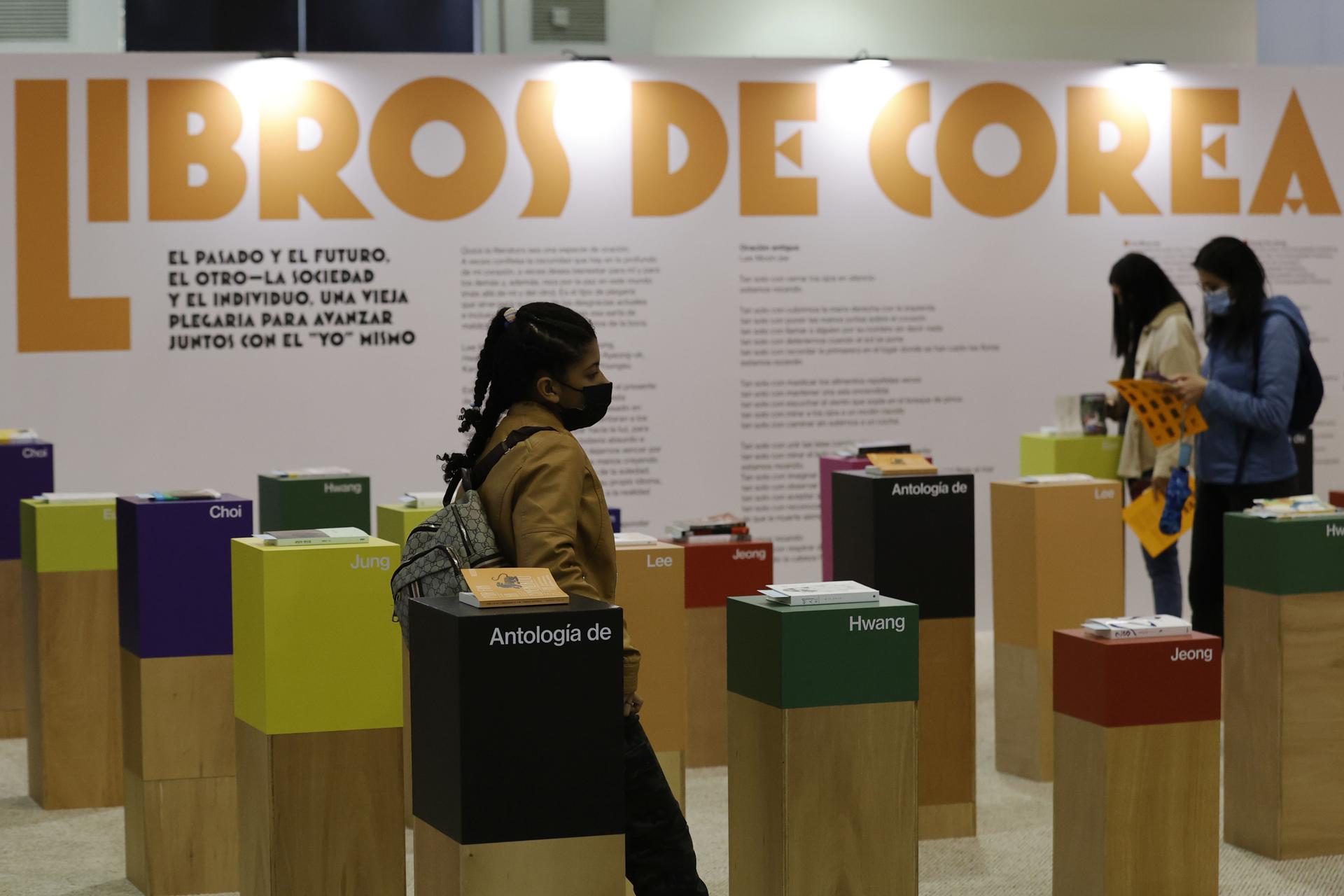 Imagen de archivo de un pabellón de Corea del Sur en la Feria Internacional del Libro de Bogotá. EFE/ Mauricio Dueñas Castañeda