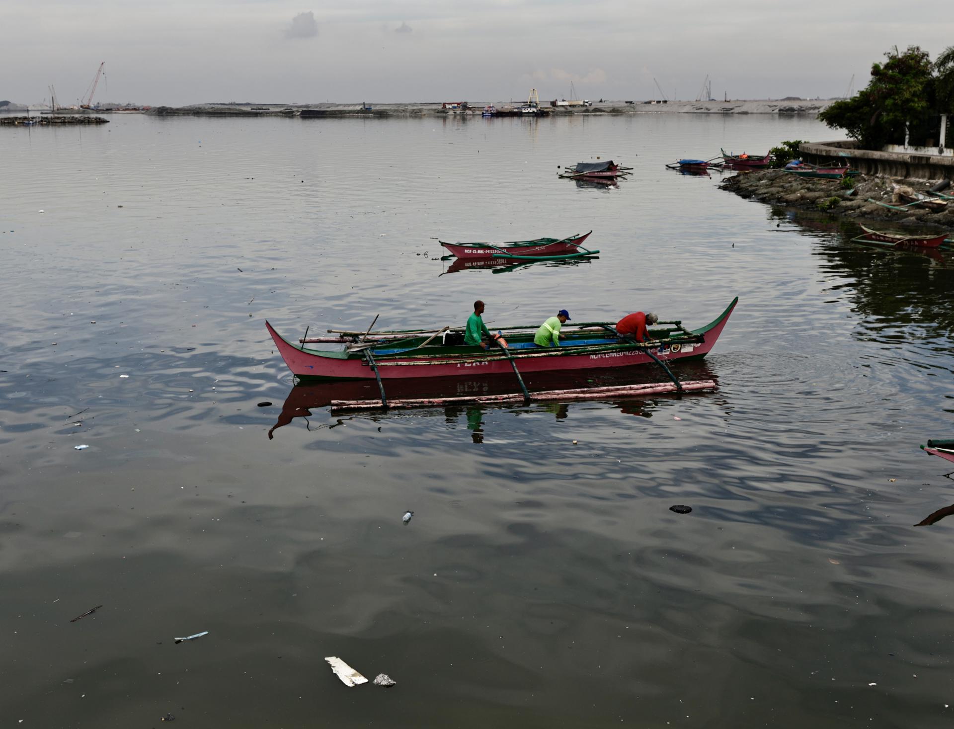 MANILA (Philippines), 19/08/2025.- Fishermen on a wooden boat approach the shore in Manila Bay, Philippines, 19 August 2025. Philippine President Ferdinand Marcos Jr. ordered a suspension of all Manila Bay reclamation projects in 2023, though some later resumed after compliance approval. Fisherfolk and environmental groups, including Pamalakaya, have renewed calls for the Department of Environment and Natural Resources (DENR) to fully enforce the suspension, citing encroachment on fishing grounds, degraded marine resources, reduced catches, flooding, and loss of livelihood. (Filipinas) EFE/EPA/FRANCIS R. MALASIG