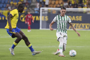 Álex Sala (d) se escapa del jugador del Cádiz CF Diakité (i), durante el partido del LXXI Trofeo Carranza que enfrentó al Cádiz CF y el Córdoba, el 9 de agosto pasado. EFE/Román Ríos.