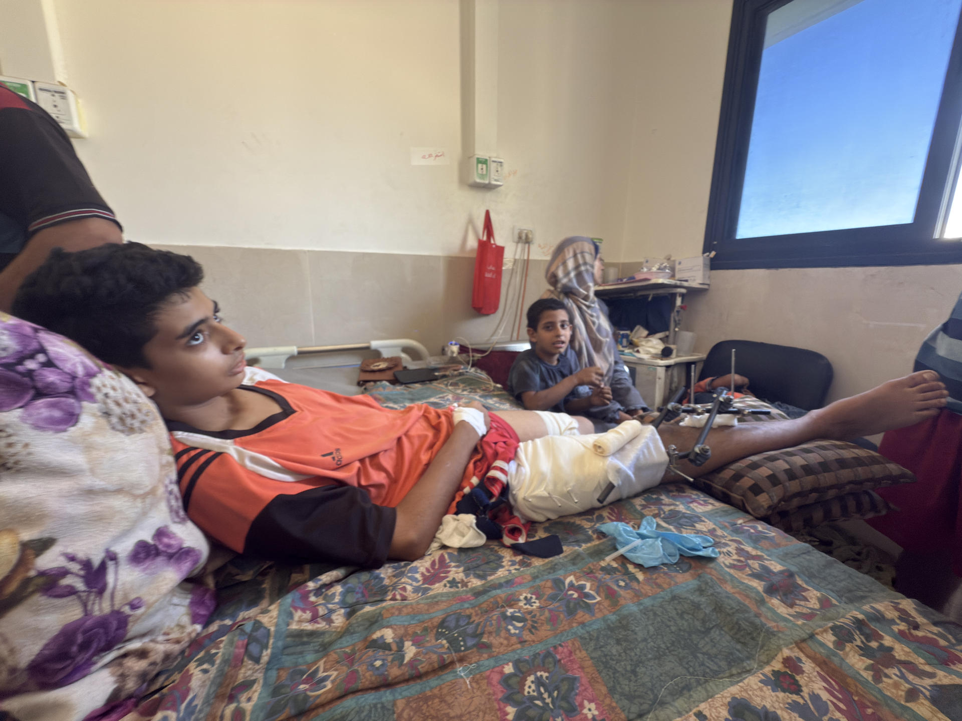 GAZA, 30/08/2025.- En una sala del Hospital Al Shif en Gaza, Hamada, un niño de 17 años, tumbado en su cama de rodillas protuberantes debido a su extrema delgadez, también se recupera de heridas en el abdomen. "Pesaba aproximadamente 68 kilos y ahora pesa 32", resume el doctor. "La situación es catastrófica en el Hospital Al Shifa", resume a EFE Mohammad Abu Salmia, director de este centro situado en la ciudad de Gaza, capital del enclave, que es donde se concentra la hambruna -allí no llegan prácticamente alimentos- y que está ahora amenazada por los planes del Gobierno israelí de invadirla y echar a su millón de habitantes. EFE/Ahmad Awad