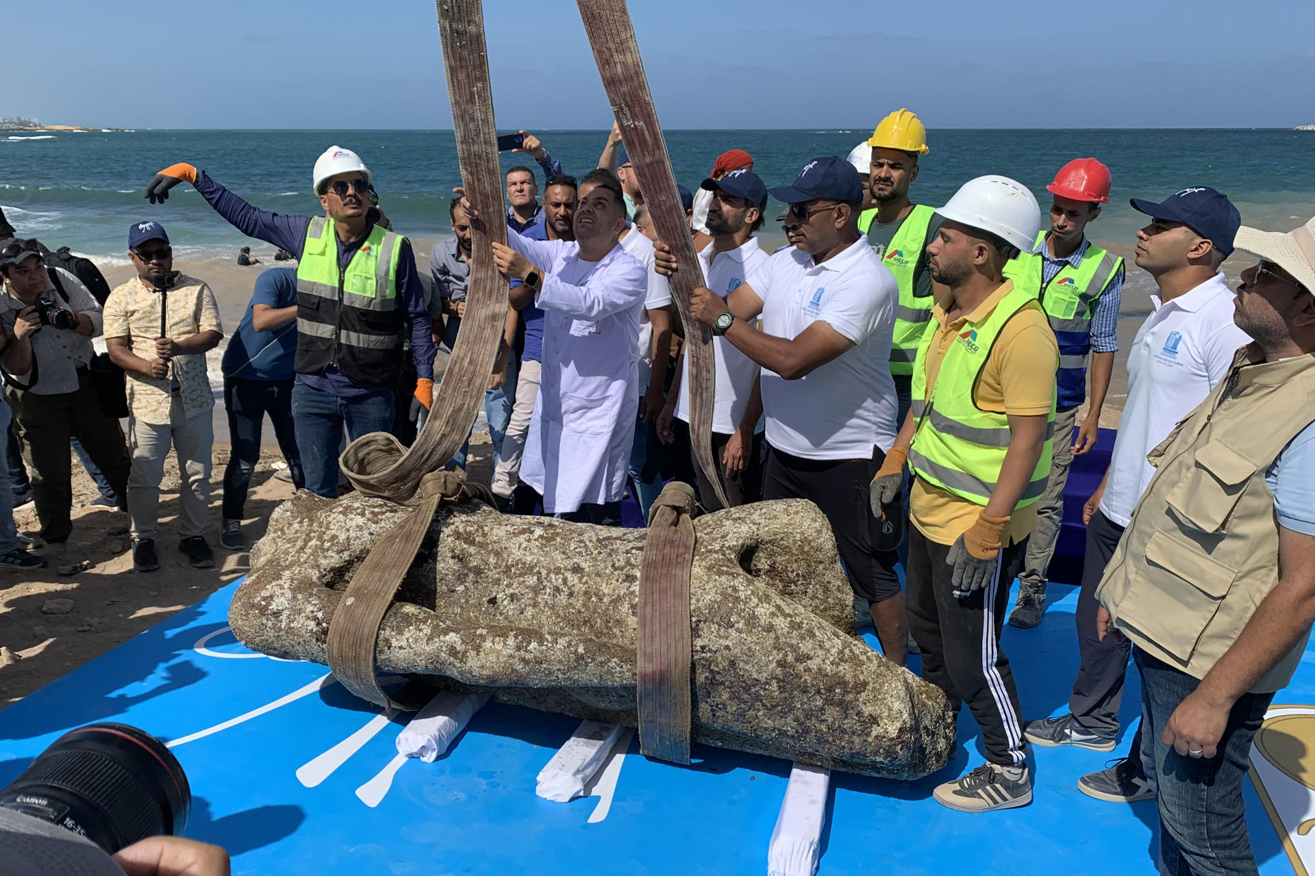 Egipto presentó este jueves los restos de una ciudad sumergida frente a la costa de Alejandría, un conjunto monumental de más de dos milenios de antigüedad que incluye templos, viviendas, depósitos de agua, estanques para peces y un muelle de 125 metros. Los arqueólogos creen que el sitio podría corresponder a una extensión de la antigua ciudad de Canopo, célebre en tiempos ptolemaicos y romanos tanto por su riqueza como por sus excesos. EFE/ Pablo De Aguinaco
