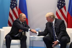 Fotografía de archivo que muestra al presidente estadounidense Donald J. Trump (d), junto presidente ruso, Vladímir Putin. EFE/MICHAEL KLIMENTYEV / SPUTNIK / KREMLIN POOL