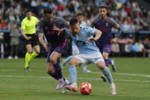 El defensa sueco del Celta Carl Starfelt (d) trata de jugar un balón ante Omar El Hilali, del Espanyol, durante el partido de LaLiga pasada. EFE/Salvador Sas