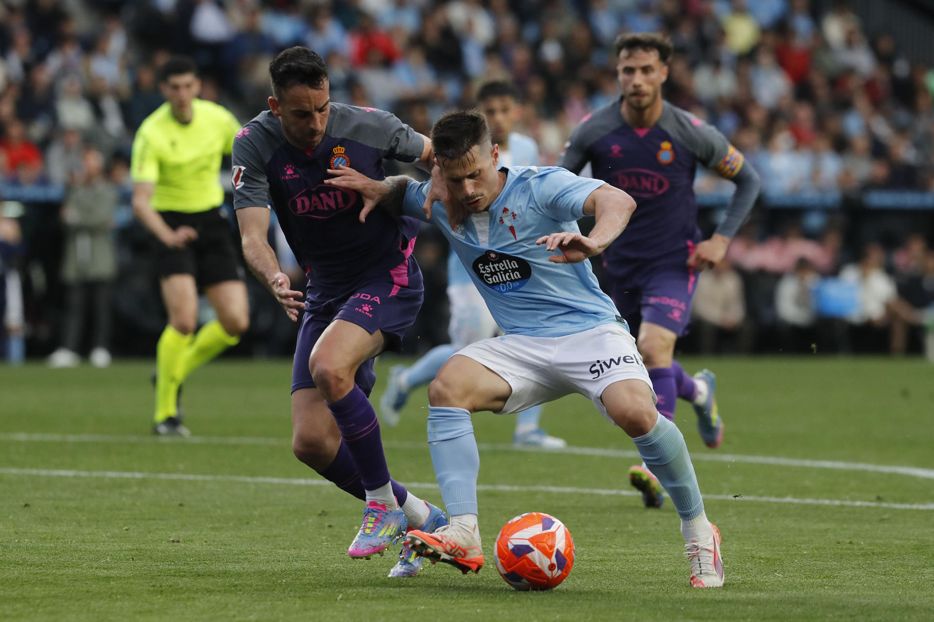El defensa sueco del Celta Carl Starfelt (d) trata de jugar un balón ante Omar El Hilali, del Espanyol, durante el partido de LaLiga pasada. EFE/Salvador Sas
