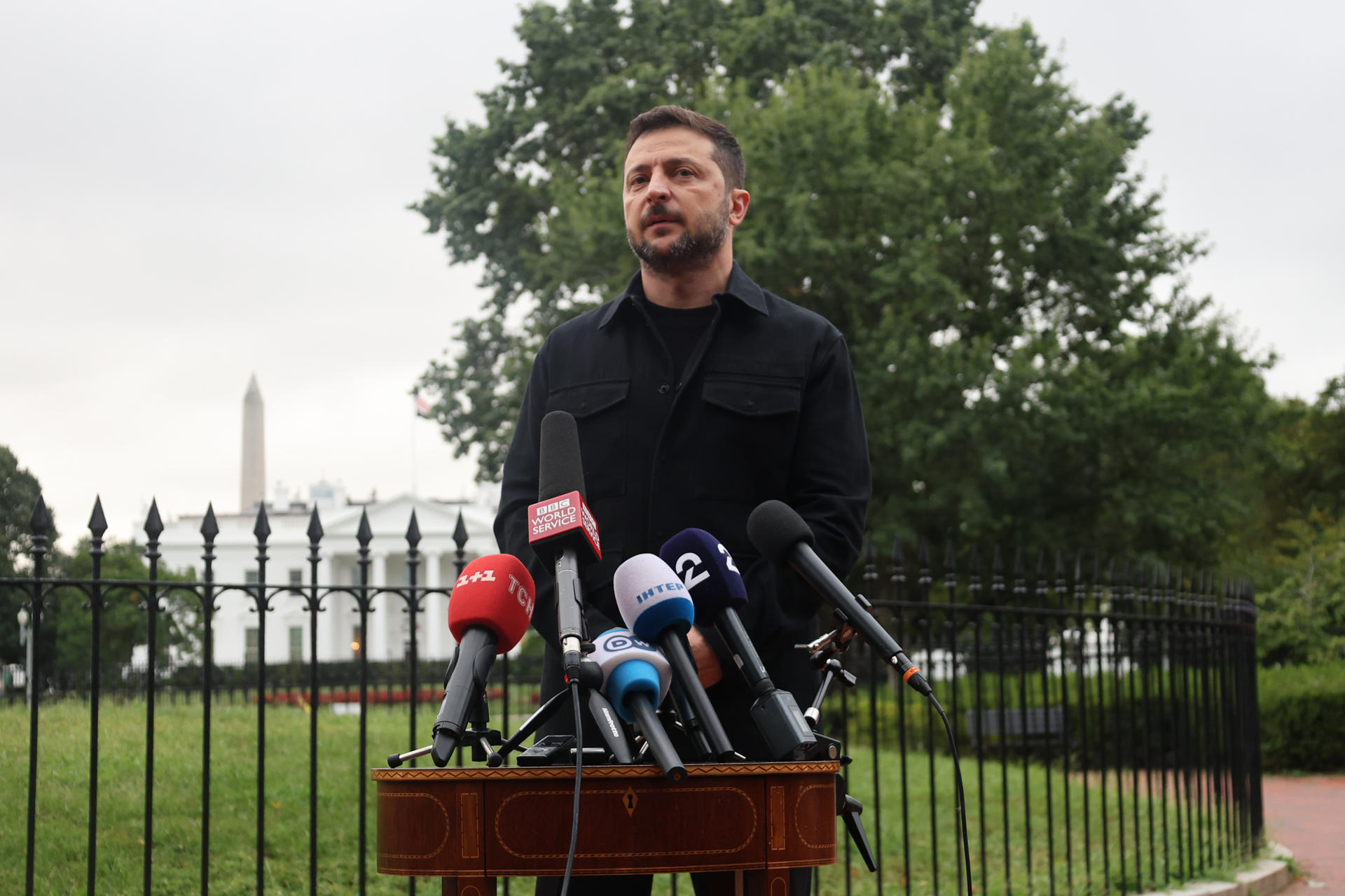 El presidente de Ucrania, Volodímir Zelenski, da declaraciones este lunes, luego de su reunión con su homólogo de Estados Unidos, Donald Trump, en Washington (EE.UU). EFE/ Octavio Guzmán