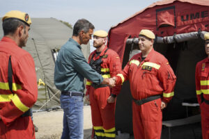 El presidente del Gobierno, Pedro Sánchez saludando a efectivos de la UME durante su visita al Puesto de Mando Avanzado (PMA) del incendio de Jarilla, ubicado en la población cacereña de La Granja, este martes. EFE/ Eduardo Palomo