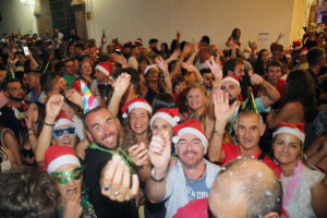 Imagen de archivo (07/08/2022).- Varias personas celebran la Nochevieja veraniegaen la localidad de Bérchules, en la Alpujarra de Granada, un reclamo turístico que incluye concurso de belenes, cabalgata de Reyes Magos, reparto de mantecados y las tradicionales uvas para recordar el año en el que un apagón les dejó sin fiesta. EFE/ Pepe Torres