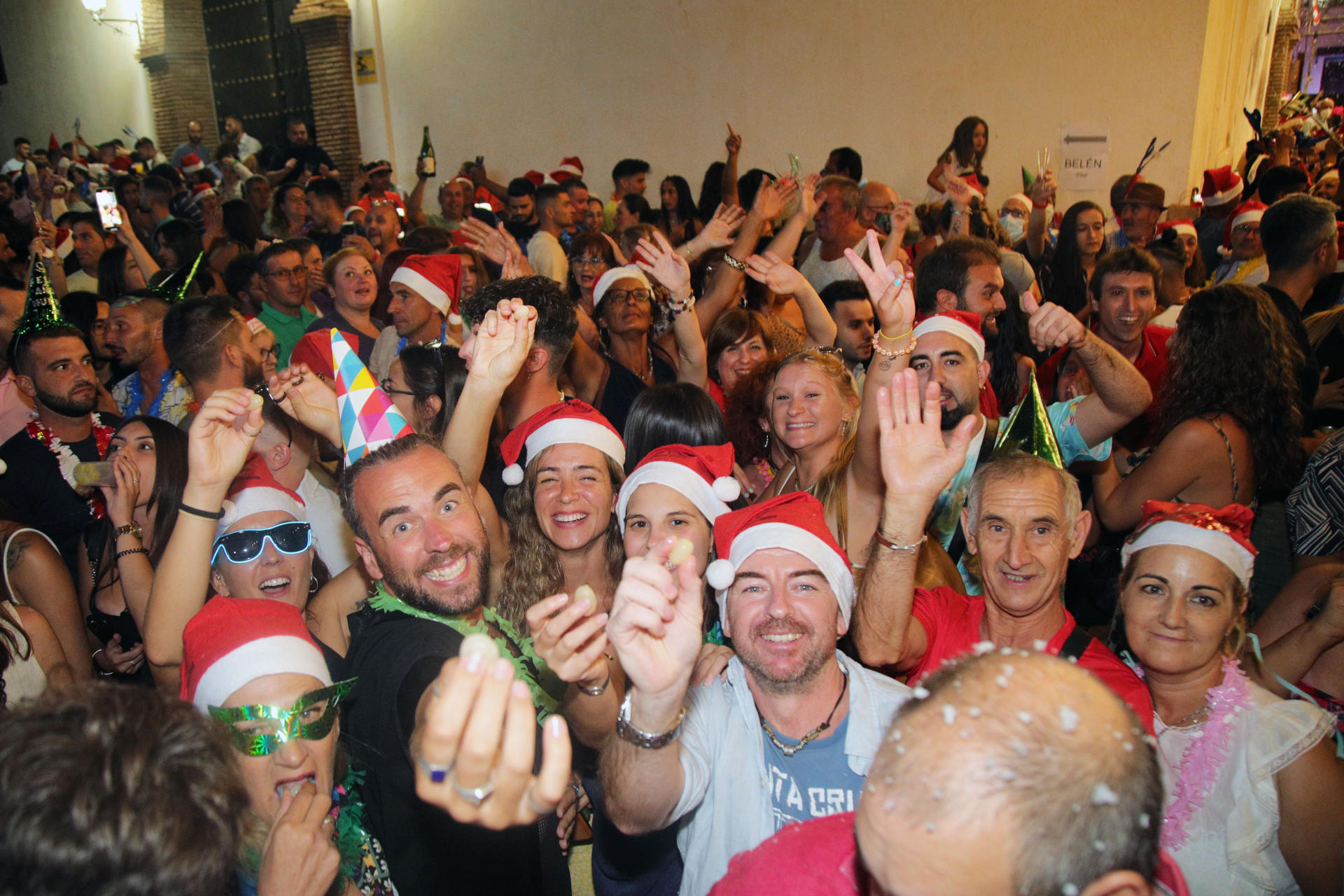 Imagen de archivo (07/08/2022).- Varias personas celebran la Nochevieja veraniegaen la localidad de Bérchules, en la Alpujarra de Granada, un reclamo turístico que incluye concurso de belenes, cabalgata de Reyes Magos, reparto de mantecados y las tradicionales uvas para recordar el año en el que un apagón les dejó sin fiesta. EFE/ Pepe Torres