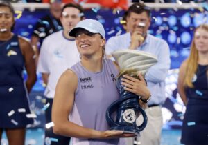 La tenista polaca Iga Swiatek, con el trofeo de campeona del Abierto de Cincinnati. EFE/EPA/MARK LYONS
