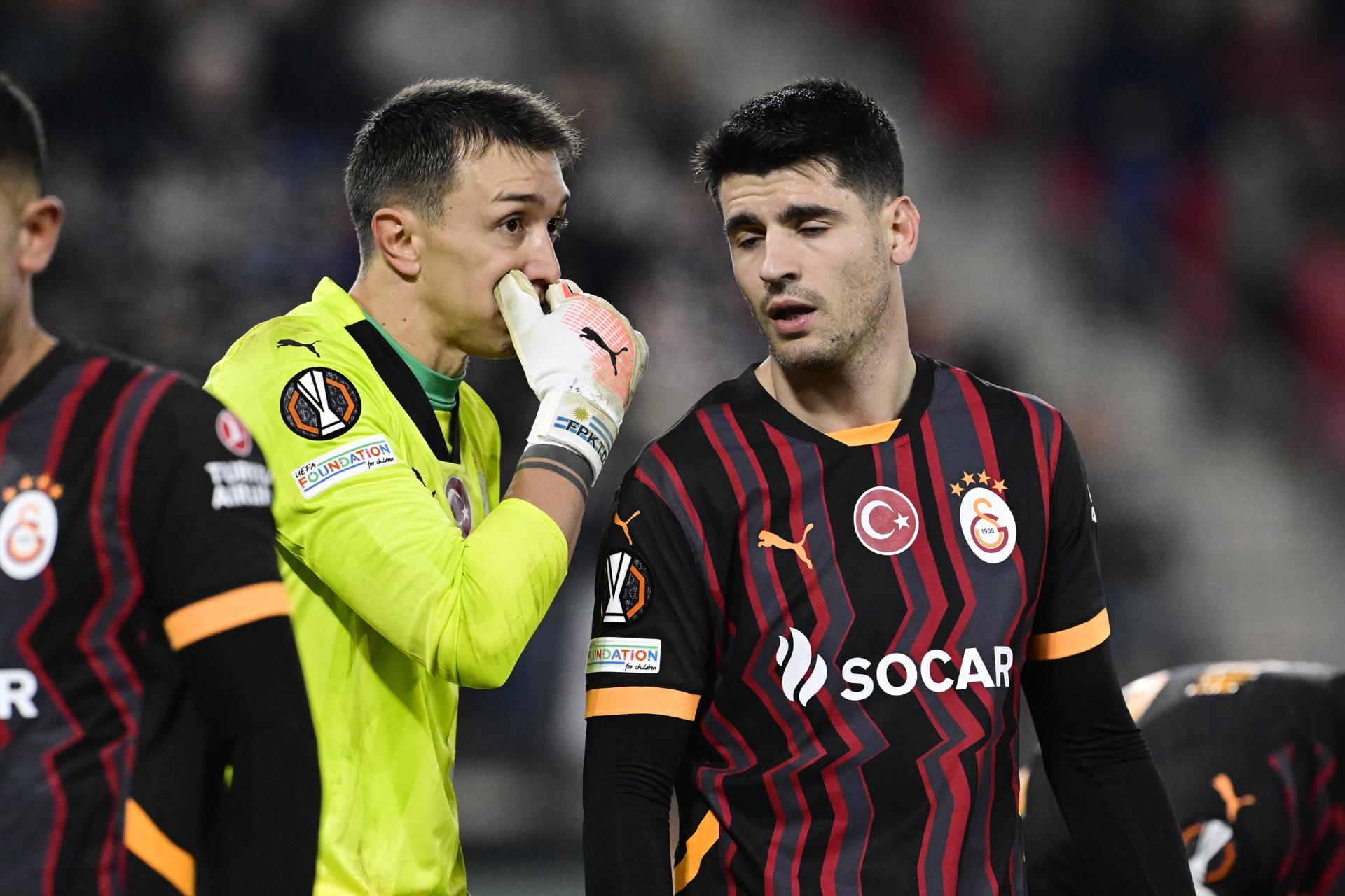 El español Álvaro Morata habla con el portero uruguayo del Galatasaray Fernando Muslera durante un partido de la Liga Europa del Galatasaray contra el AZ Alkmaar neerlandés. EFE/EPA/OLAF KRAAK