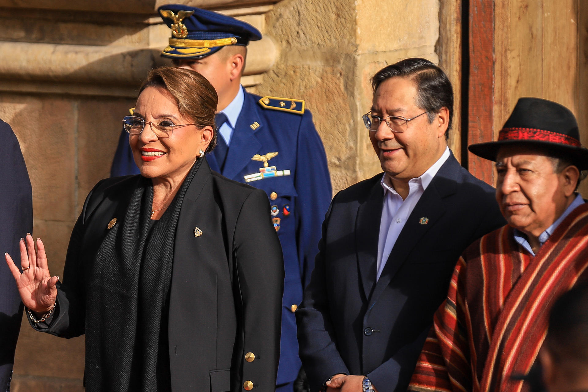 Desde la izquierda la presidenta de Honduras, Xiomara Castro, el presidente de Bolivia, Luis Arce y el vicepresidente de Bolivia, David Choquehuanca, posan durante los actos conmemorativos por el Bicentenario de la Independencia de Bolivia este miércoles, en la Plaza 25 de Mayo, en Sucre (Bolivia). EFE/ Gabriel Márquez
