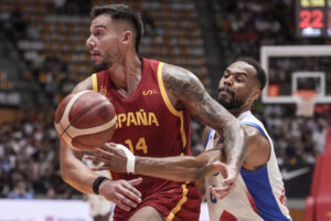 El pívot español Willy Hernangómez en acción ante el base francés Elie Okobo en Badalona (Cataluña). EFE/ Enric Fontcuberta